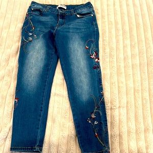 Beautiful Sandpiper sz 10P floral sewn design down both legs. 🌺